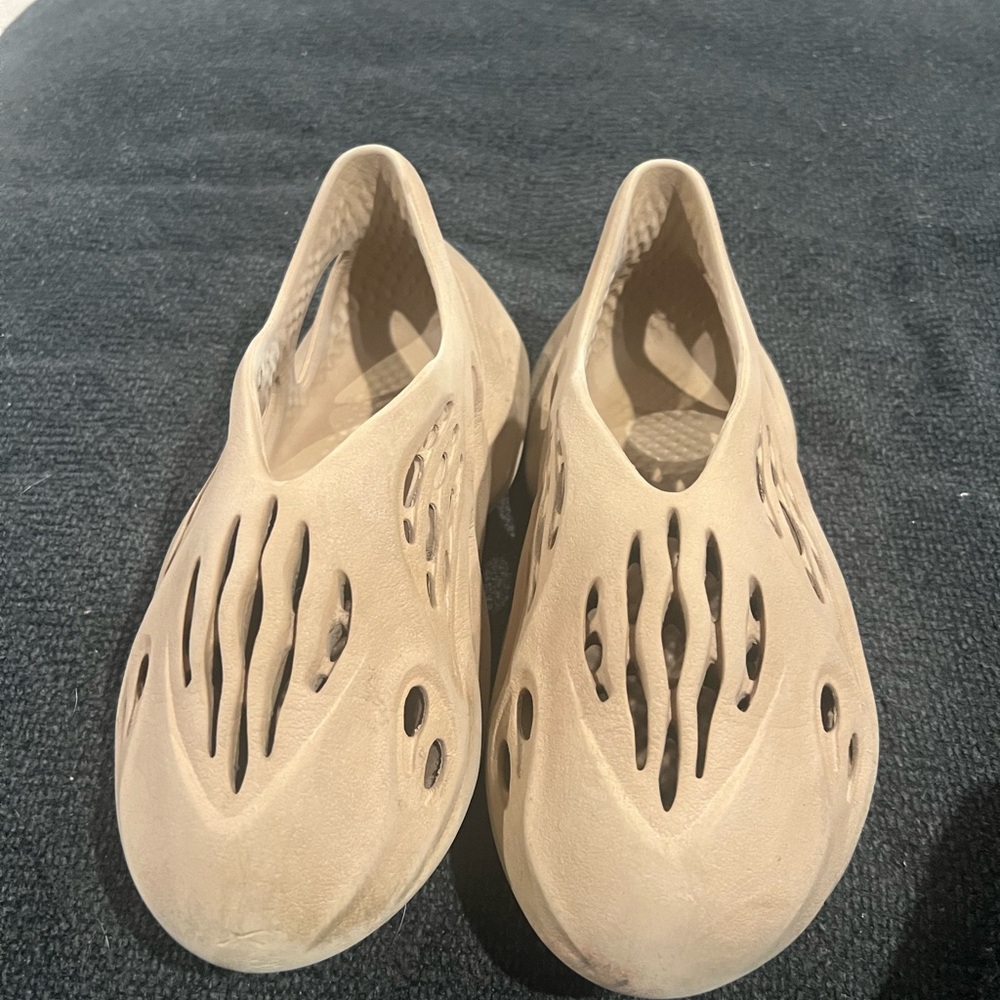 Yeezy foam runners size 6y